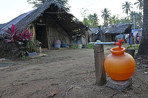 यहां कोई व्यक्तिगत जल और स्वच्छता की व्यवस्था नहीं है, लेकिन स्थानीय पंचायत ने चन्नपटना तालुक में कोल्लुरु के पास गांधी ग्राम में पीने योग्य पानी की आपूर्ति सुनिश्चित करने के लिए एक सामान्य जल लाइन खींची है।
फोटो क्रेडिट: के. भाग्य प्रकाश