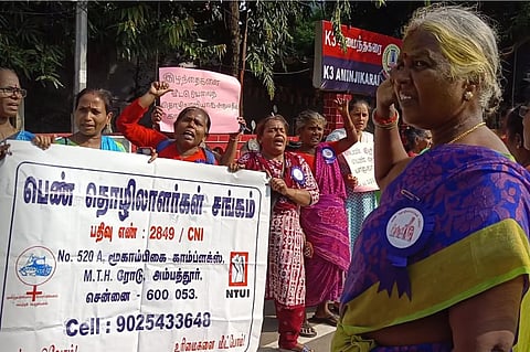 महिला श्रमिक संघ ने 15 वर्षीय दलित लड़की की हत्या के मामले में कार्रवाई की मांग को लेकर विरोध प्रदर्शन किया।