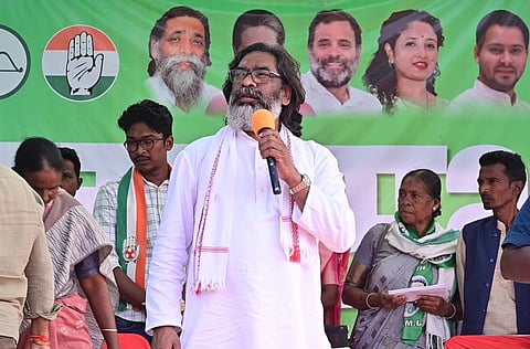 दीवाली के दौरान कई पेजों पर सींग के साथ सोरेन की अमानवीय छवियों वाले विज्ञापन दिखाई दिए, जो आदिवासी नेतृत्व को कमजोर करने के व्यवस्थित प्रयास को दर्शाता है।