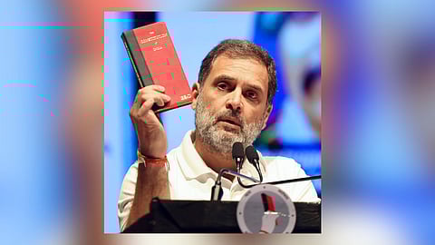 राहुल गांधी ने भारतीय संविधान की पुस्तक दिखाते हुए कि कहा कि भाजपा इसे खत्म करना चाहती है।