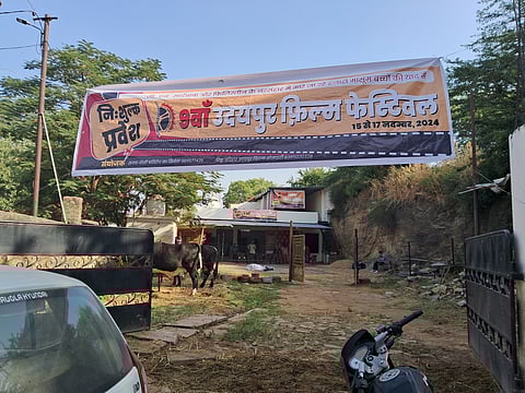 हिंदूवादी संगठन के तीखे विरोध और प्रशासन की निष्क्रियता के चलते आयोजन को तीसरे दिन रविवार को मेडिकल कॉलेज के ऑडिटोरियम से हटाकर एक अस्थायी गोशाला में आयोजित करना पड़ा।