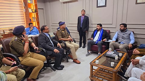 पुलिस द्वारा डिटेन किये गए आज़ाद समाज पार्टी के राष्ट्रीय अध्यक्ष व सांसद चंद्रशेखर आजाद