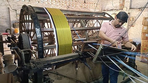 डाबी द्वारा चलता हुआ पावरलूम, वारपिंग मशीन में ताना चढ़ाते हुए बुनकर