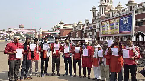 चारबाग रेलवे स्टेशन पर कुलियों ने की मांग