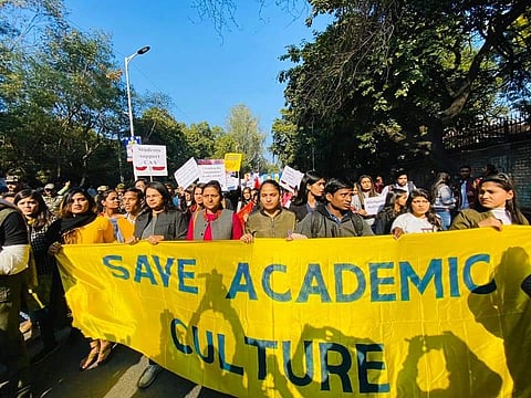 प्रोटेस्ट करते हुए जेएनयू के छात्र