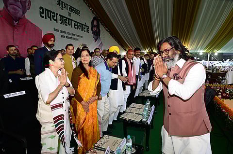 28 नवंबर को चौथी बार झारखंड के सीएम पद की शपथ लेने वाले 49 वर्षीय हेमंत सोरेन ने नया रिकॉर्ड स्थापित किया है.