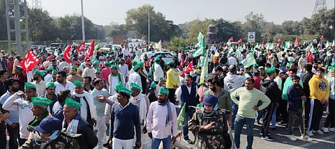 संसद का घेराव करने निकले किसान, आरएएफ और वज्र वाहन ने रोका रास्ता, ड्रोन से निगरानी