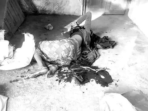 डूंगरपुर में नवघारा भचड़िया गांव की सुरा पत्नी महेश डामोर को प्रसव पीड़ा होने पर परिजन उसे तत्काल पीठ सरकारी स्वास्थ्य केंद्र लेकर गए, लेकिन वहां मौजूद दो नर्सिंग स्टाफ ने उसे देखने से इनकार कर दिया.