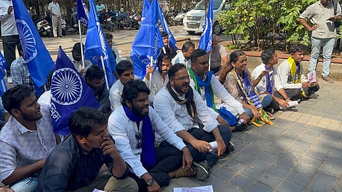 पुणे स्थित डॉ. बाबासाहेब अंबेडकर रिसर्च एंड ट्रेनिंग इंस्टीट्यूट (BARTI) कार्यालय पर विरोध प्रदर्शन करते छात्र.