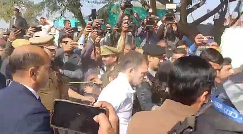 हाथरस पीड़ित परिवार के घर पहुंचे राहुल गांधी