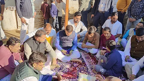 MP दंपती आत्महत्या प्रकरण पर सियासत गरमाई: कांग्रेस ने कहा- भाजपा ने परमार को राहुल गांधी को गुल्लक भेंट करने की सज़ा दी!