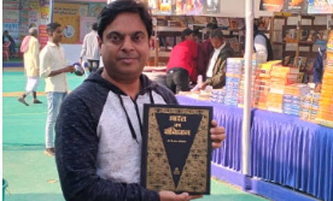 लेखक कहते हैं मेला आयोजन के पीछे आयोजकों का उद्वेश्य अपने चंद हितों को साधन भर का ही है उन्हें दूर-दूर तक बिहार और बिहारीयत से कोई लेना देना नहीं है।