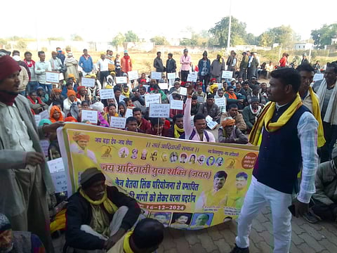 पन्ना में कलेक्टर कार्यालय पर धरना देते आदिवासी ग्रामीण