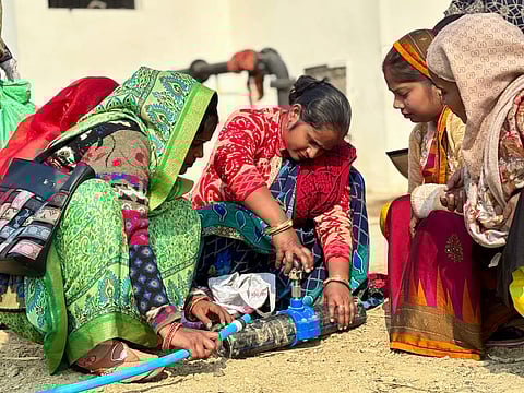 महिलाओं को प्लंबर, इलेक्ट्रिशियन, फिटर, पंप ऑपरेटर और मोटर मैकेनिक की ट्रेनिंग दी जा रही है।