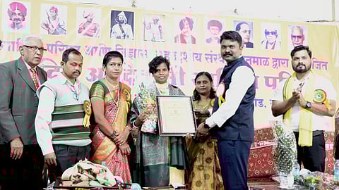 नवोदित आदिवासी साहित्य परिषद द्वारा सम्मान प्राप्त करती हुईं जसिंता केरकेट्टा.