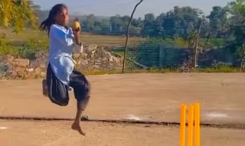 सचिन ने सुशीला की बाएं हाथ की गेंदबाजी शैली की तुलना पूर्व भारतीय तेज गेंदबाज जहीर खान से की है। ट्विटर पर यह पोस्ट अब तक 4 मिलियन इम्प्रैशन पार कर चुकी है।