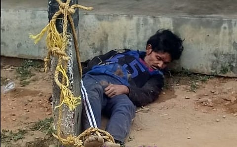 ग्रामीणों ने चोरी का आरोप लगाते हुए 55 वर्षीय पंचराम को पकड़कर एक खम्बे से बांध दिया। अगले दिन भीड़ ने कानून को हाथ में लेते हुए उसे बेरहमी से पीट-पीटकर मार डाला।