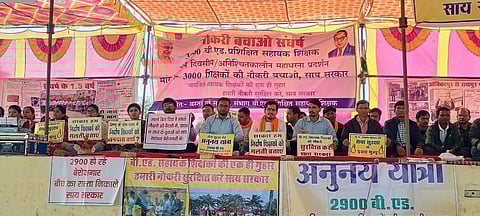 प्रदर्शनकारी शिक्षक राज्य सरकार और न्यायालय से मांग कर रहे हैं कि उन्हें वैकल्पिक पदों पर समायोजित किया जाए। उनका कहना है कि प्रशासनिक देरी और नीतिगत अस्थिरता के लिए शिक्षकों को दंडित करना अनुचित है।