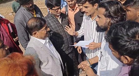 ज्ञापन सौंपते छात्र