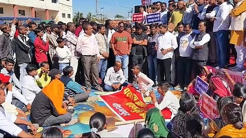 लोगों ने किया प्रदर्शन