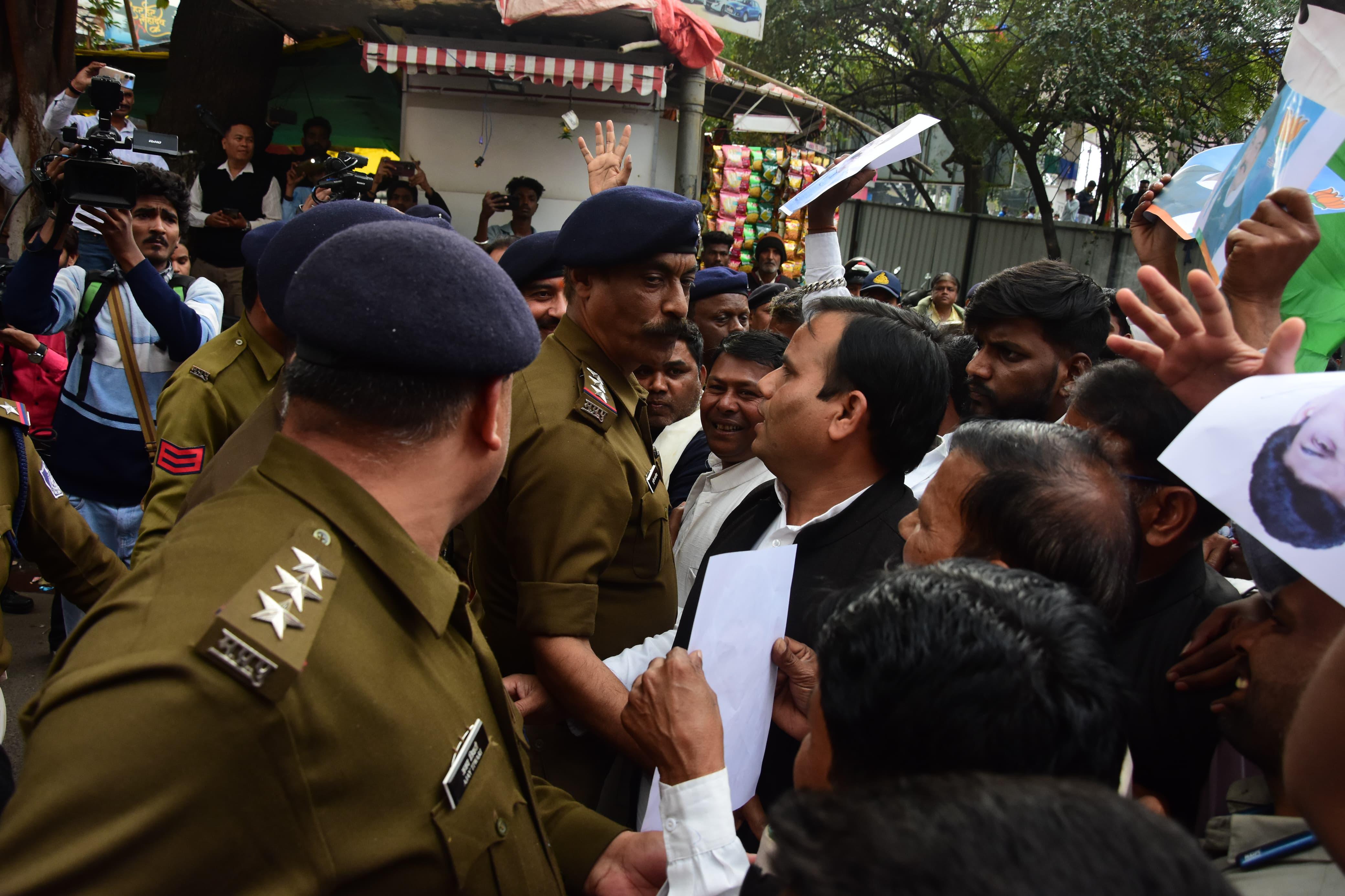 मंत्री के बंगले घेराव के लिए निकले कांग्रेसियों को पुलिस ने रोक