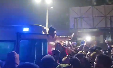 समर्थकों ने आरोप लगाया कि पुलिस ने बल प्रयोग कर अनशन को खत्म कराने का प्रयास किया है।