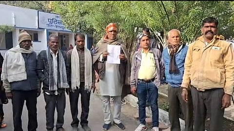 पुलिस से शिकायत करने पहुँचें पीड़ित