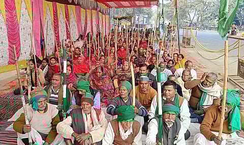 धरने पर बैठे किसान
