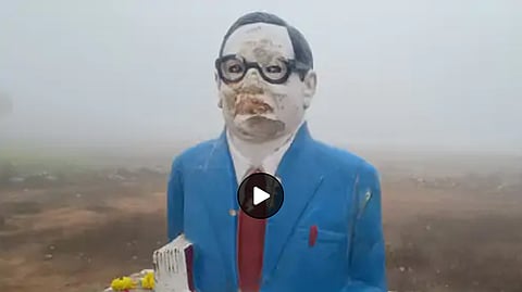 अंबेडकर की प्रतिमा के साथ तोड़फोड़
