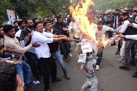 भोपाल में NSUI ने संघ प्रमुख भागवत का पुतला जलाया