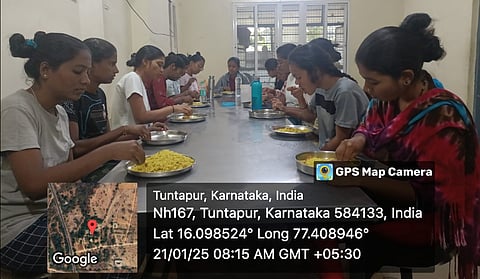 रायचूर के बीआर अम्बेडकर पोस्ट मेट्रिक गर्ल्स हॉस्टल मे मंगलवार सुबह नाश्ता करती हुई छात्राएं