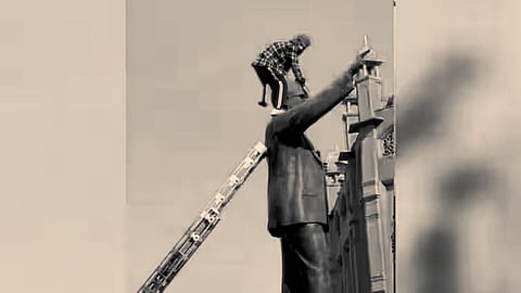 अमृतसर में अंबेडकर की प्रतिमा को हथौड़े से तोड़ता युवक