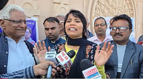 निर्देश सिंह ने 6 दिसंबर 2024 को मीडिया के सवालों के जवाब में कहा था कि वे ऐसे धर्म में विश्वास नहीं करती जो पाप करने की छूट देता है और फिर पवित्र स्नान से पापमुक्त होने का दावा करता है।