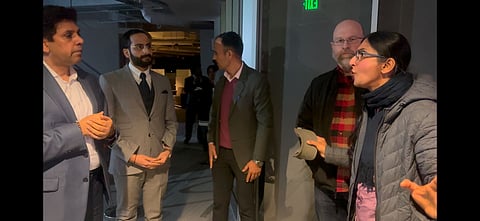 शनिवार को भारतीय वाणिज्य दूतावास, सिएटल में क्षमा सावंत और उनके समर्थकों ने अधिकारियों से जवाब मांगते हुए विरोध किया।