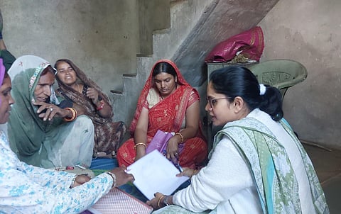 अभियान के तहत जिला कलेक्टर स्वयं ग्राम पंचायत खेरोट पहुंचीं और सर्वेक्षण दल के कार्यों का अवलोकन किया।