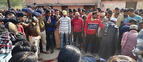 घटनास्थल पर जुटी भीड़