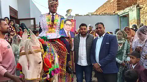 दलित युवक की गोविंदासपुरा गांव से बारात नारनौल (हरियाणा) के शोभापुर के लिए रवाना हुई।