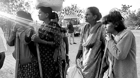 सूर्योदय से सूर्यास्त तक पैदल चलते हुए, परिवार ने जहाँ भी संभव हुआ, आराम किया. कभी स्कूल परिसर तो कभी सड़क किनारे और मंदिर में.