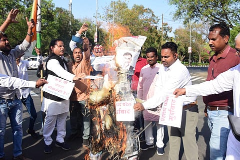 कांग्रेस ने फूंका मंत्री प्रह्लाद पटेल का पुतला