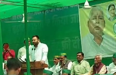 आरक्षण की मांग को लेकर राजद कार्यकर्ताओं के साथ धरने पर बैठे तेजस्वी यादव, पढ़िए पूरी खबर