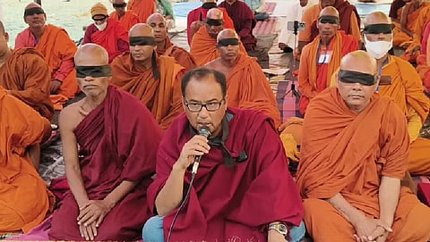 महाबोधि मुक्ति आंदोलन के 26वें दिन 9 मार्च को भिक्षुओं ने अपनी आंखों पर पट्टी बांधकर बिहार सरकार के खिलाफ विरोध प्रदर्शन किया।