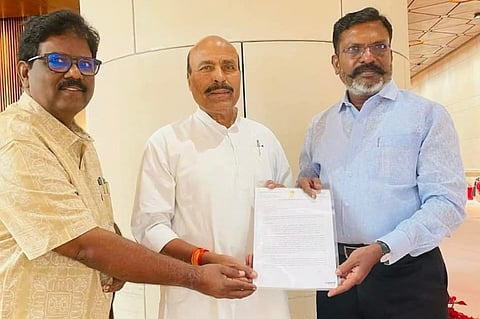 केंद्रीय सामाजिक न्याय और अधिकारिता मंत्री वीरेंद्र कुमार को ज्ञापन देते हुए सांसद डॉ. थोल तिरुमावलवन