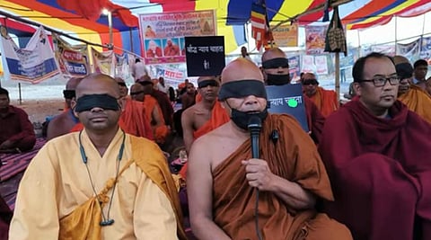 आचार्य प्रज्ञाशील ने कहा मंदिर को मिलने वाले डोनेशन से गरीब बच्चों के लिए स्कूल, कालेज, जरूरतमंदों के इलाज के लिए अस्पताल में धन खर्च करना चाहिए वो अफसरों की पगार, यहाँ आने वाले मंत्रियों , गवर्नर, नेताओं पर खर्च हो रहा है।