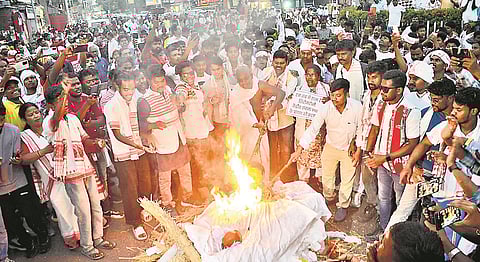 ‘सिरमटोली बचाओ मोर्चा’ के बैनर तले हो रहे इस आंदोलन में कई आदिवासी संस्थाओं और संगठनों के लोग शामिल हैं।