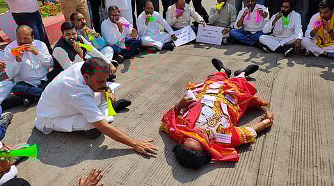 MP: कुंभकर्णीय नींद में सोई सरकार को जगाने कांग्रेस विधायकों ने किया अनोखा प्रदर्शन!