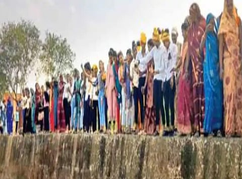 MP में अवैध शराब के खिलाफ आदिवासी महिलाओं का संघर्ष: रायसेन में शराब जब्त कर नदी में बहाई