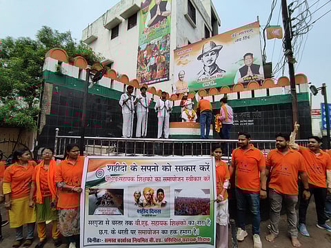 रविवार को शहीद दिवस पर आंदोलनरत शिक्षकों ने रायपुर में रैली निकाली.