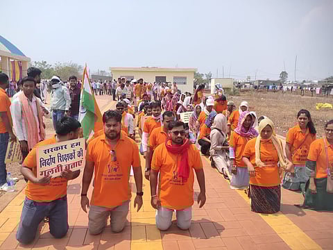 छत्तीसगढ़ विधानसभा की रजत जयंती के उपलक्ष्य में राष्ट्रपति जनता को संबोधित कर रही थी, वहीं दूसरी ओर सेवा सुरक्षा की मांग को लेकर बर्खास्त आदिवासी बी.एड. प्रशिक्षित सहायक शिक्षक एवं शिक्षिकाएं घुटनों के बल चलकर न्याय की गुहार लगा रहे थे।