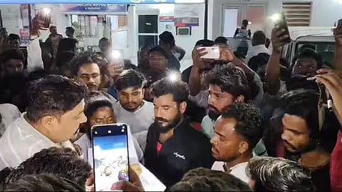 थाने में मौजूद भारी संख्या में स्थानीय लोग.