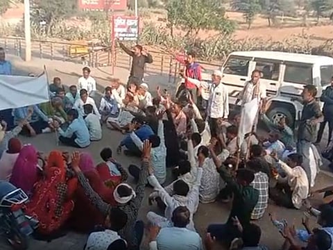 मृतक राजूराम मेघवाल की संदिग्ध परिस्थितियों में मिले शव के मामले में न्याय की मांग करते दलित समाज के लोग.